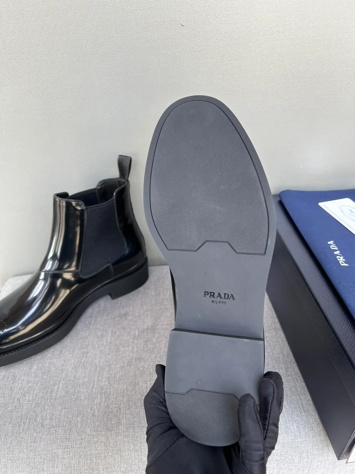 Batch of 1000💰Exclusive hot-selling new Prada Chelsea thick-soled men's shoes, naked boots, imported calf leather on the surface, cow leather on the lining, the outsole is made of private model TPU material, the frosted effect is consistent with the original version, 39-44 in stock (38, 45 custom-made, non-refundable)